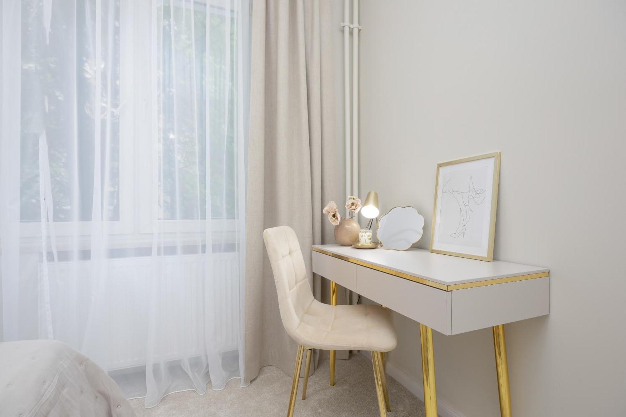 Elegant Grojecka In By Renters Lägenhet