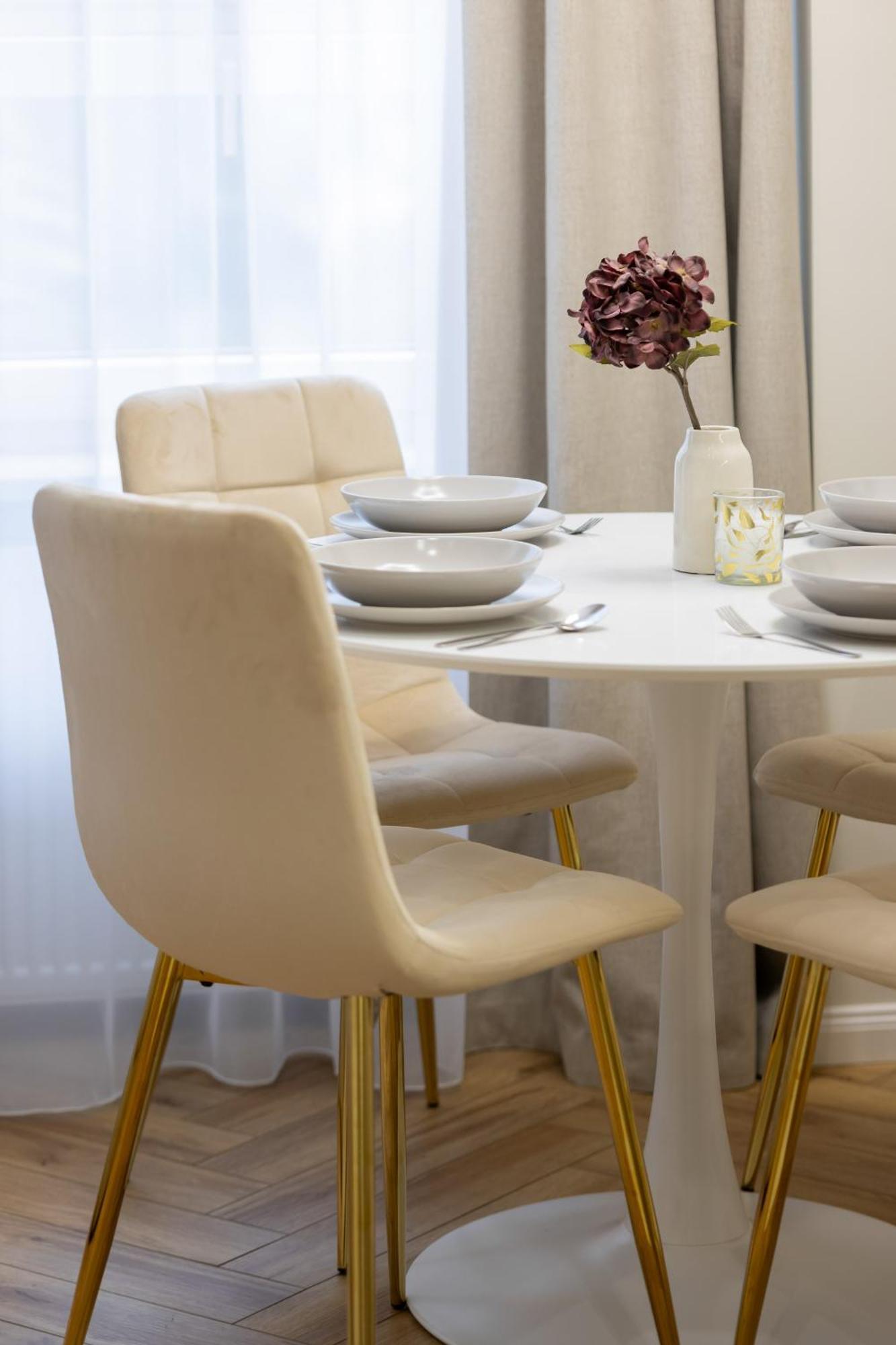Elegant Grojecka In By Renters Butas Warsaw
